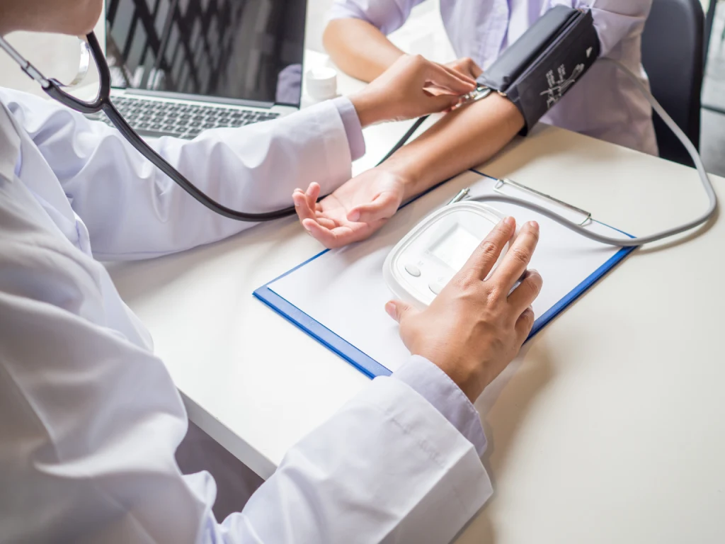 Dokter melakukan pemeriksaan tekanan darah sebagai bagian dari skrining kesehatan pria di Singapura.